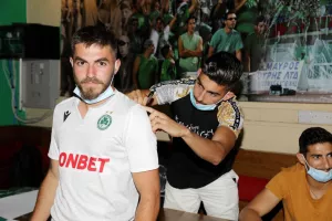 ΦΩΤΟΣ/Χαμόγελα με τα τρόπαια και τους παίκτες οι Ομονοιάτες