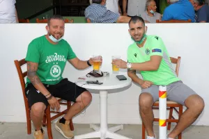 ΦΩΤΟΣ/Χαμόγελα με τα τρόπαια και τους παίκτες οι Ομονοιάτες