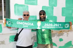 ΦΩΤΟΣ/Χαμόγελα με τα τρόπαια και τους παίκτες οι Ομονοιάτες