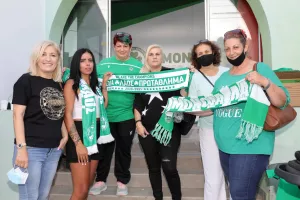 ΦΩΤΟΣ/Χαμόγελα με τα τρόπαια και τους παίκτες οι Ομονοιάτες
