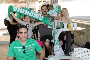 ΦΩΤΟΣ/Χαμόγελα με τα τρόπαια και τους παίκτες οι Ομονοιάτες