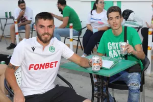 ΦΩΤΟΣ/Χαμόγελα με τα τρόπαια και τους παίκτες οι Ομονοιάτες