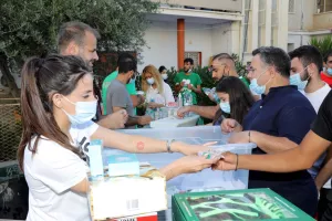 ΦΩΤΟΣ/Χαμόγελα με τα τρόπαια και τους παίκτες οι Ομονοιάτες
