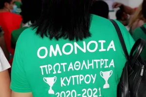 ΦΩΤΟΣ/Χαμόγελα με τα τρόπαια και τους παίκτες οι Ομονοιάτες