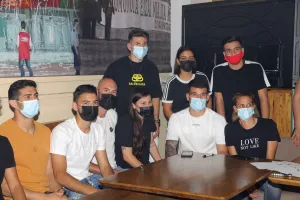ΦΩΤΟΣ/Χαμόγελα με τα τρόπαια και τους παίκτες οι Ομονοιάτες