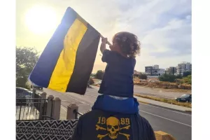 "Υψωμένες γροθιές, όχι γροθιές στα στομάχια"