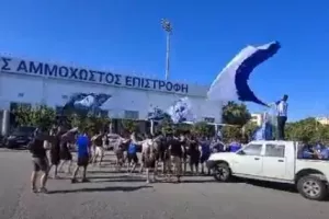 "Σηκωτός" έξω από το "Παπ" (βίντεο)
