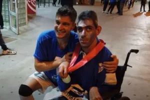 Σπουδαίος Αρτυματάς χάρισε στον Ξένιο την φανέλα, το μετάλλιο και το περιβραχιόνιο του τελικού! (βίντεο)