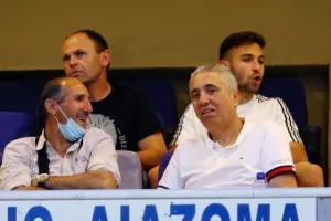 Παρακολουθεί...