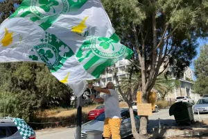 Ο Νίκος με τη σημαία (φώτος)