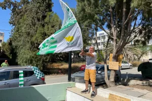 Ο Νίκος με τη σημαία (φώτος)