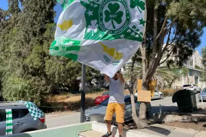 Ο Νίκος με τη σημαία (φώτος)
