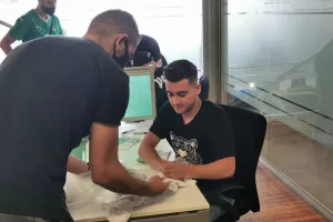 Κόσμος στην μπουτίκ για Λοϊζου και Τζιωνή (φώτος)