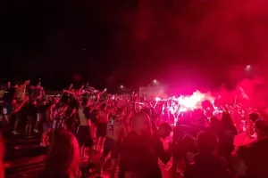 Ανορθωσιάτικο πάρτι έξω από το "ΠΑΠ" (βίντεο/φώτος)