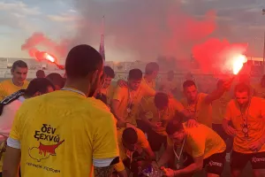 ΒΙΝΤΕΟΣ/ΦΩΤΟΣ - "Μεθυσμένοι" από χαρά στην απονομή!