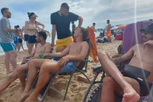 (ΒΙΝΤΕΟ) Το... γιόρτασαν στην παραλία