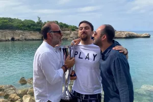 ΦΩΤΟΣ/Το γιόρτασαν παραλιακά οι Κυπελλούχοι! (UPD)