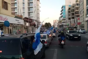 (ΑΝΟ/ΒΙΝΤΕΟ-ΦΩΤΟΣ) Με σημαίες, κασκόλ και κόρνες η πορεία!