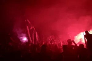 Ανορθωσιάτικο πάρτι έξω από το "ΠΑΠ" (βίντεο/φώτος)