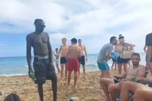 (ΒΙΝΤΕΟ) Το... γιόρτασαν στην παραλία
