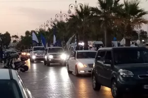 (ΑΝΟ/ΒΙΝΤΕΟ-ΦΩΤΟΣ) Με σημαίες, κασκόλ και κόρνες η πορεία!