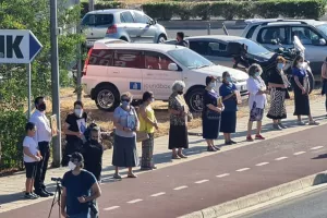 Ψάλλουν έξω από το ΡΙΚ για να «ξορκίσουν» το El Diablo!