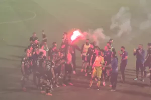 Με φωτοβολίδα!