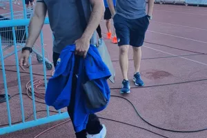(Φώτος) Η άφιξη του ΑΠΟΕΛ στο Παραλίμνι