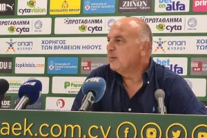 Καραπατάκης/"Μπορεί να έχει περισσότερο κόσμο στις καφετέριες πάρα στο γήπεδο"