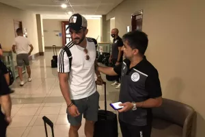 ΦΩΤΟΣ/Στο ξενοδοχείο η Εθνική-Καλωσόρισμα στους παίκτες ο "Κωστέ"