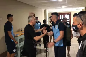 ΦΩΤΟΣ/Στο ξενοδοχείο η Εθνική-Καλωσόρισμα στους παίκτες ο "Κωστέ"