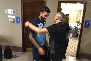 ΦΩΤΟΣ/Στο ξενοδοχείο η Εθνική-Καλωσόρισμα στους παίκτες ο "Κωστέ"