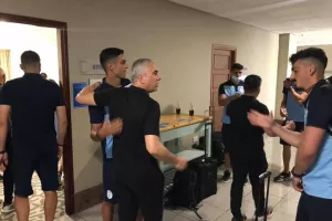 ΦΩΤΟΣ/Στο ξενοδοχείο η Εθνική-Καλωσόρισμα στους παίκτες ο "Κωστέ"