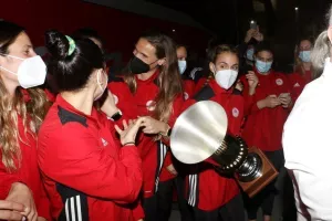 Ολυμπιακός: Η άφιξη και η θερμή υποδοχή των πρωταθλητριών Ευρώπης (φώτος)