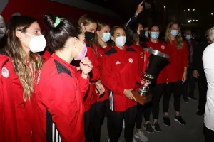 Ολυμπιακός: Η άφιξη και η θερμή υποδοχή των πρωταθλητριών Ευρώπης (φώτος)