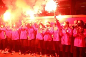 Ολυμπιακός: Η άφιξη και η θερμή υποδοχή των πρωταθλητριών Ευρώπης (φώτος)