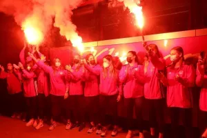 Ολυμπιακός: Η άφιξη και η θερμή υποδοχή των πρωταθλητριών Ευρώπης (φώτος)