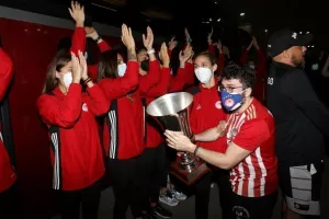 Ολυμπιακός: Η άφιξη και η θερμή υποδοχή των πρωταθλητριών Ευρώπης (φώτος)
