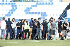 Καταγγελίες: «Κρατούμασταν όμηροι στην κερκίδα, μας πήραν τα κινητά»