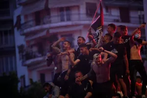 Πάρτι μέχρι το ξημέρωμα για τον Κυπελλούχο ΠΑΟΚ στη Θεσσαλονίκη (φώτος)