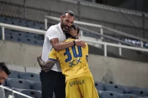 Με τον κουμπάρο.../Μερκής