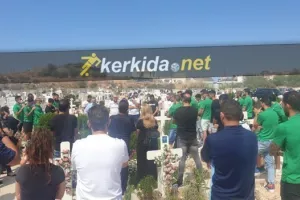 Τήρησαν την υπόσχεση, πήγαν στο μνήμα του προέδρου (βίντεο)