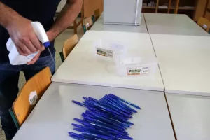 Εκλογές/Απολύμανση στα στυλό και αντισηπτικά παντού (φώτος)