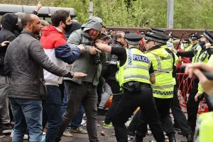 Γιουνάιτεντ-Λίβερπουλ: Ξύλο ανάμεσα σε αστυνομικούς και οπαδούς έξω από το Old Trafford! 