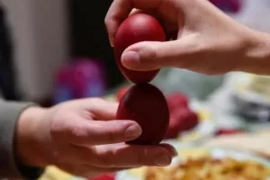 Τι ισχύει σήμερα για SMS - Πόσα άτομα στο πασχαλινό τραπέζι