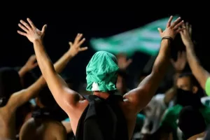 (BINTEO/ΦΩΤΟΣ) ΑΠΟΘΕΩΣΑΝ παίκτες και Μπεργκ οι Ομονοιάτες!