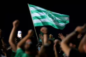 (BINTEO/ΦΩΤΟΣ) ΑΠΟΘΕΩΣΑΝ παίκτες και Μπεργκ οι Ομονοιάτες!