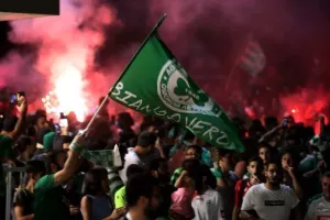(BINTEO/ΦΩΤΟΣ) ΑΠΟΘΕΩΣΑΝ παίκτες και Μπεργκ οι Ομονοιάτες!