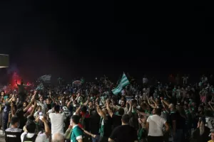 (BINTEO/ΦΩΤΟΣ) ΑΠΟΘΕΩΣΑΝ παίκτες και Μπεργκ οι Ομονοιάτες!