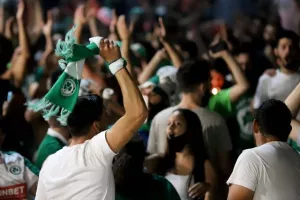 (BINTEO/ΦΩΤΟΣ) ΑΠΟΘΕΩΣΑΝ παίκτες και Μπεργκ οι Ομονοιάτες!